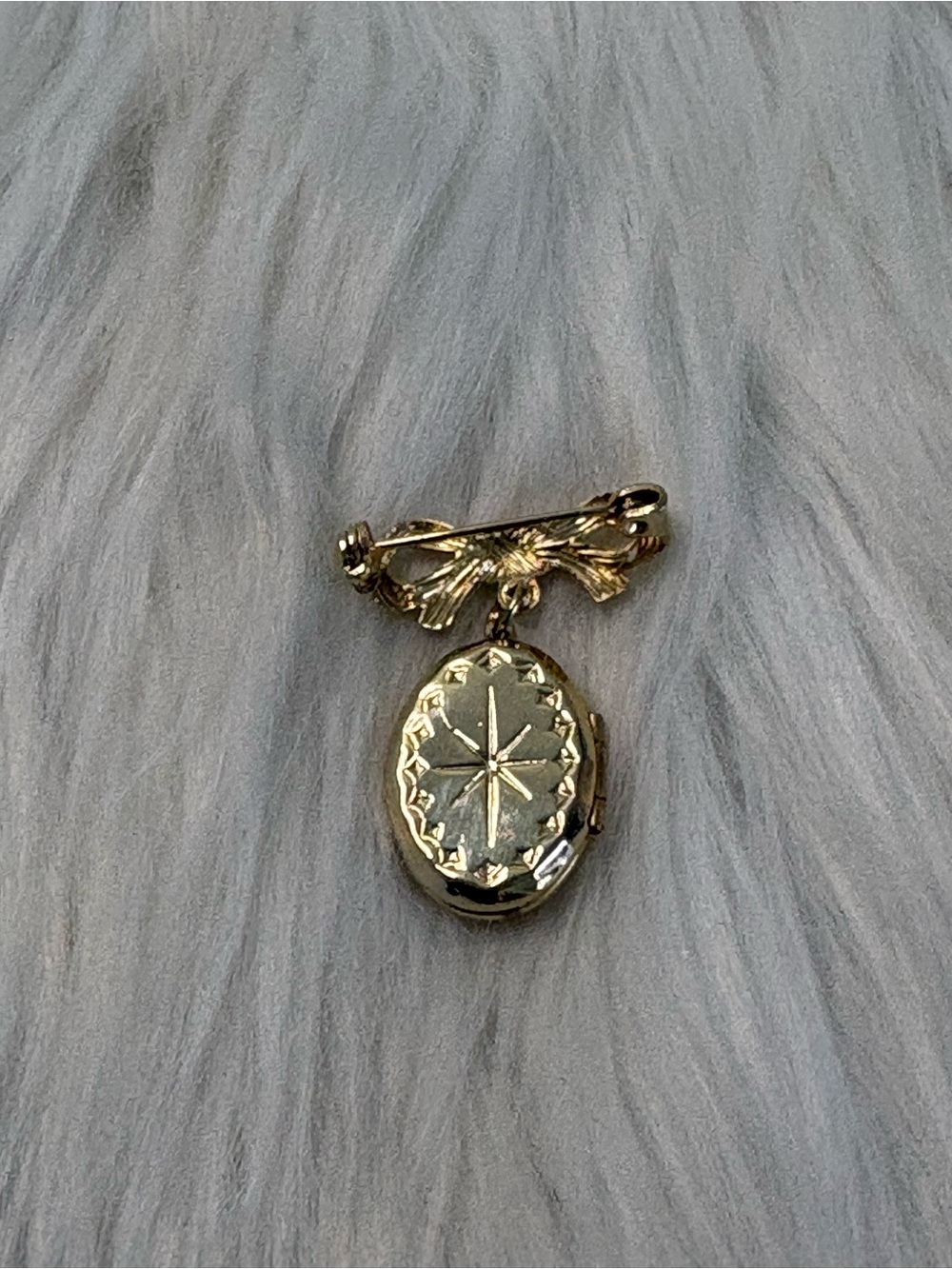 (203)Gold Tone Bow Locket Pin - Starburst Oval Locket - Picture 2 of 4